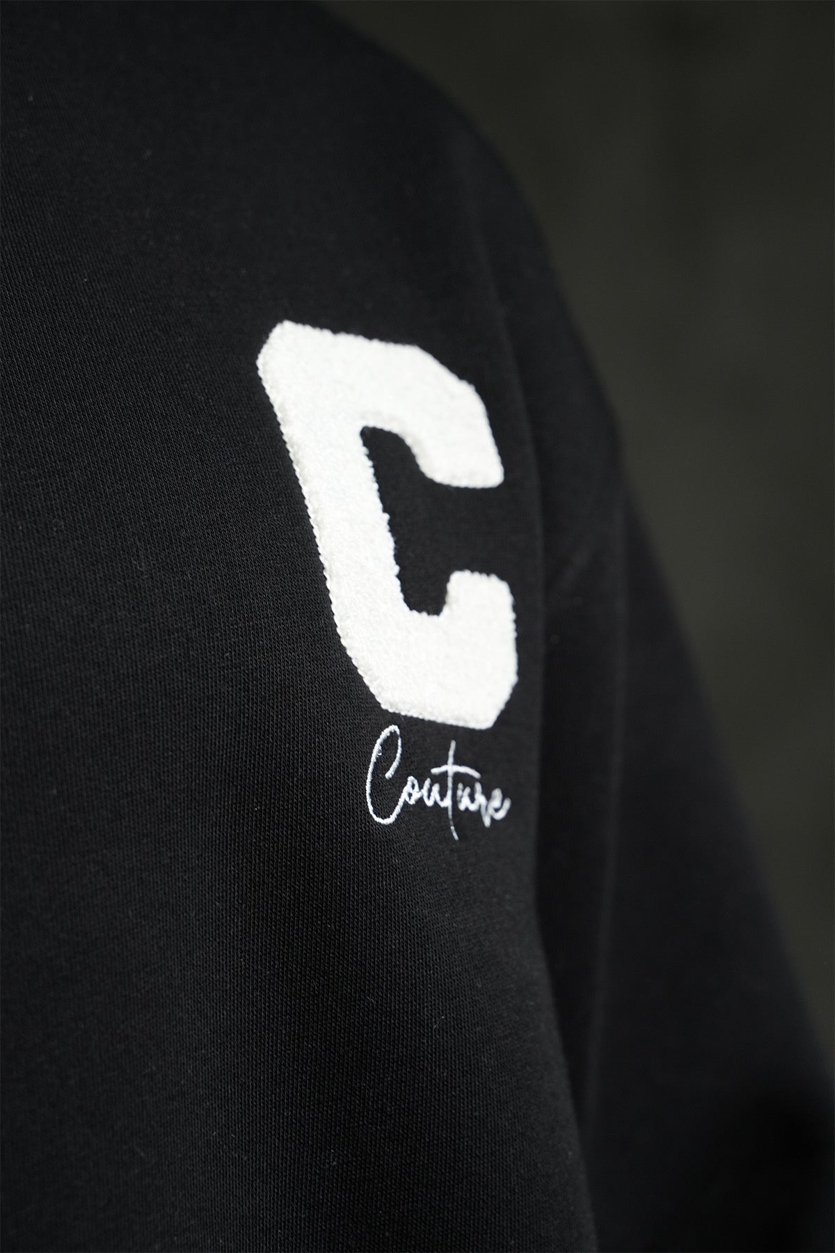 Pull en coton noir simple avec « C » blanc