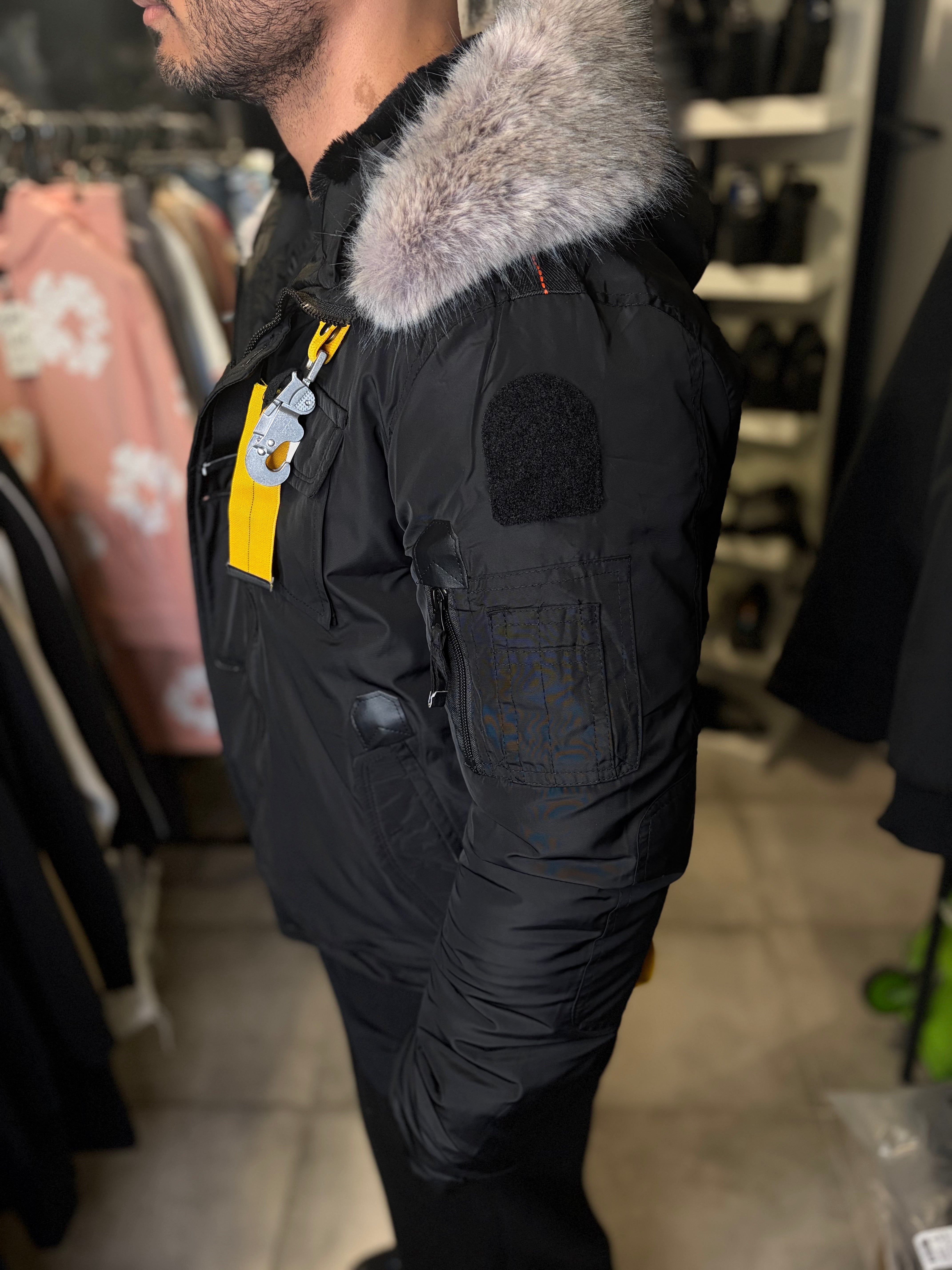 Doudoune a capuche fourrure de couleur noir | Lyon