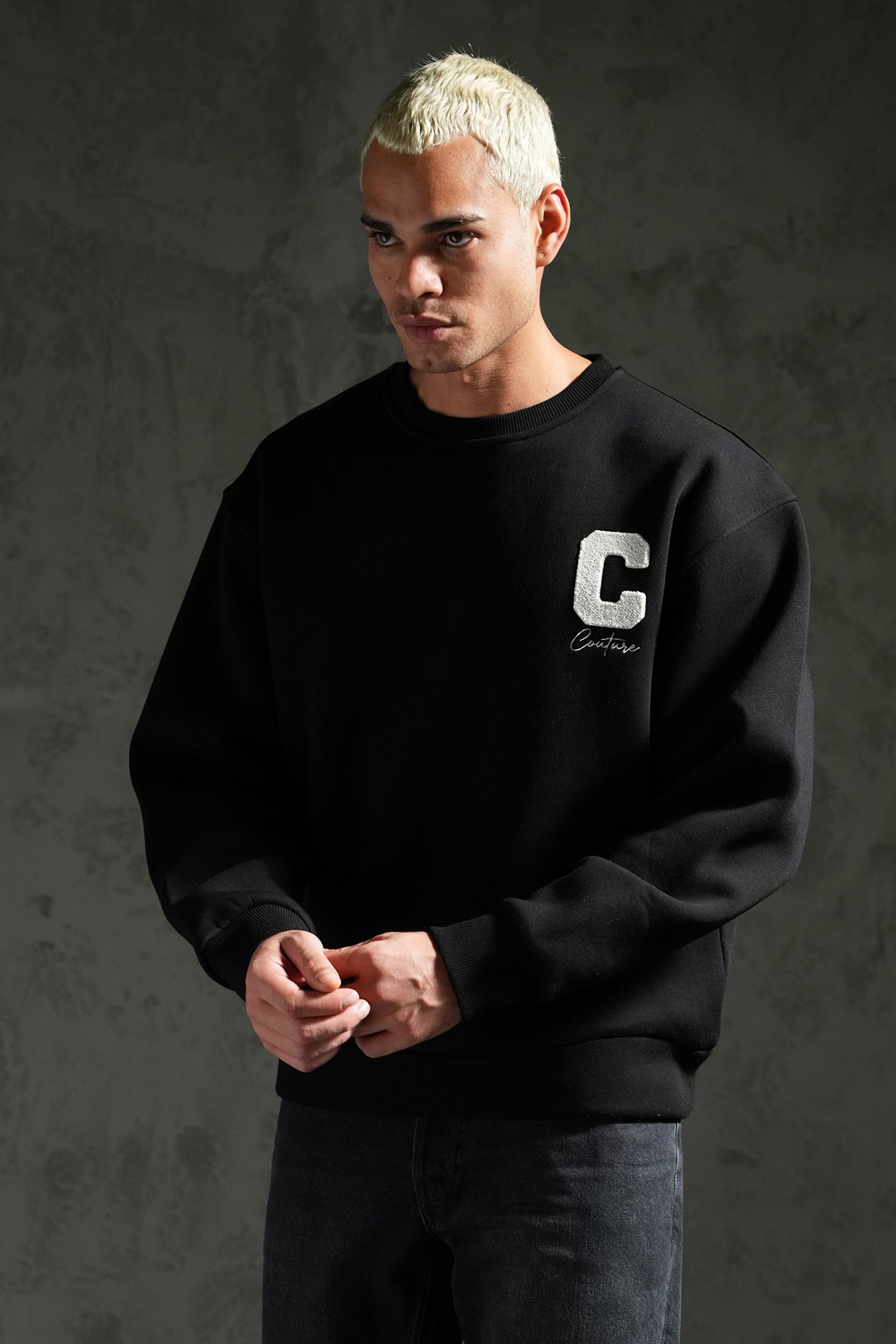 Pull en coton noir simple avec « C » blanc