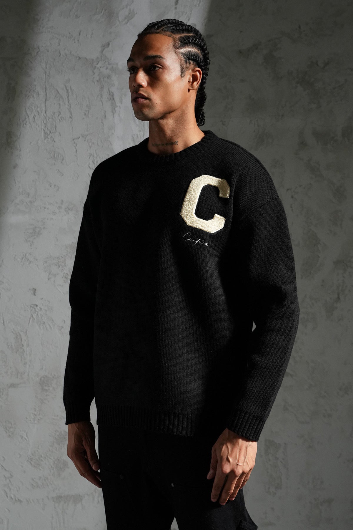 Pull en maille noir simple avec C beige | Lyon