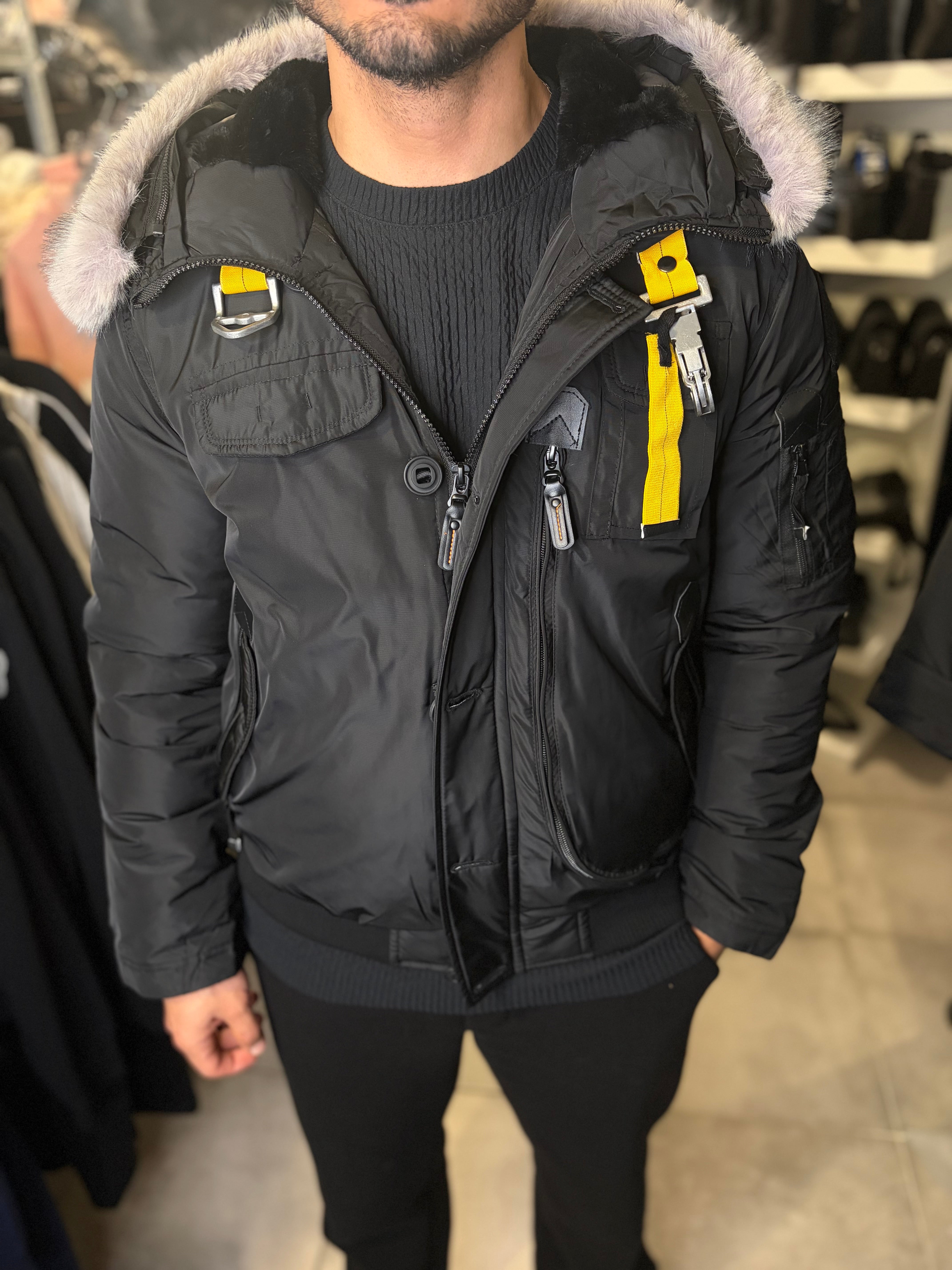 Doudoune a capuche fourrure de couleur noir | Lyon