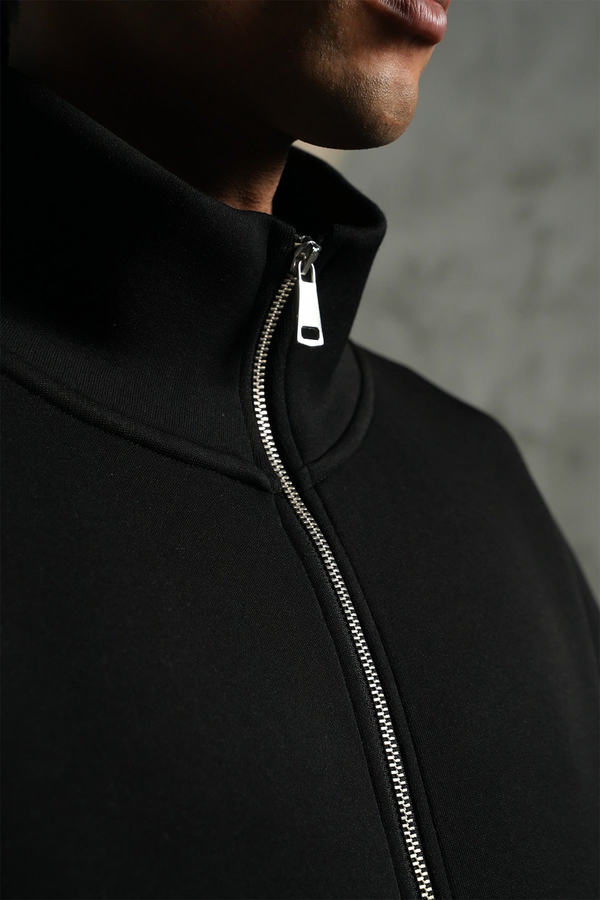 Ensemble basique aspect neoprene de couleur noire pantalon coupe droite et veste sans capuche| Lyon