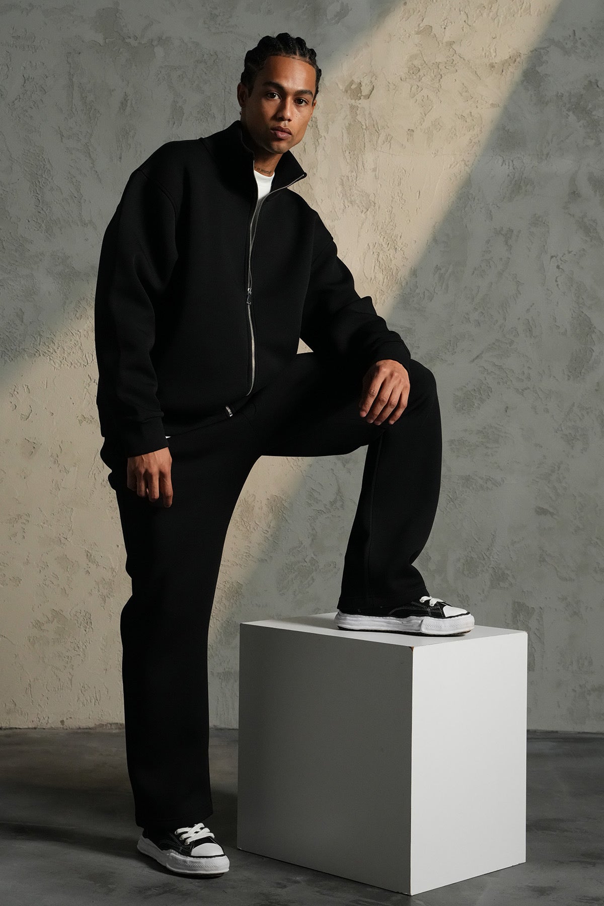 Ensemble basique aspect neoprene de couleur noire pantalon coupe droite et veste sans capuche| Lyon