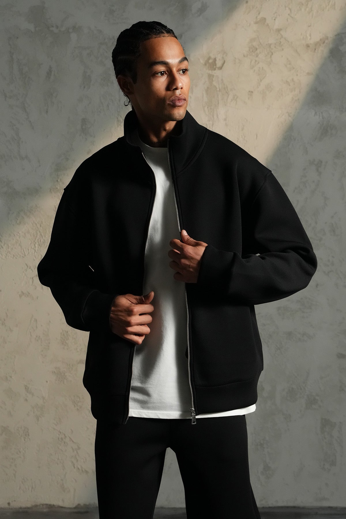 Ensemble basique aspect neoprene de couleur noire pantalon coupe droite et veste sans capuche| Lyon