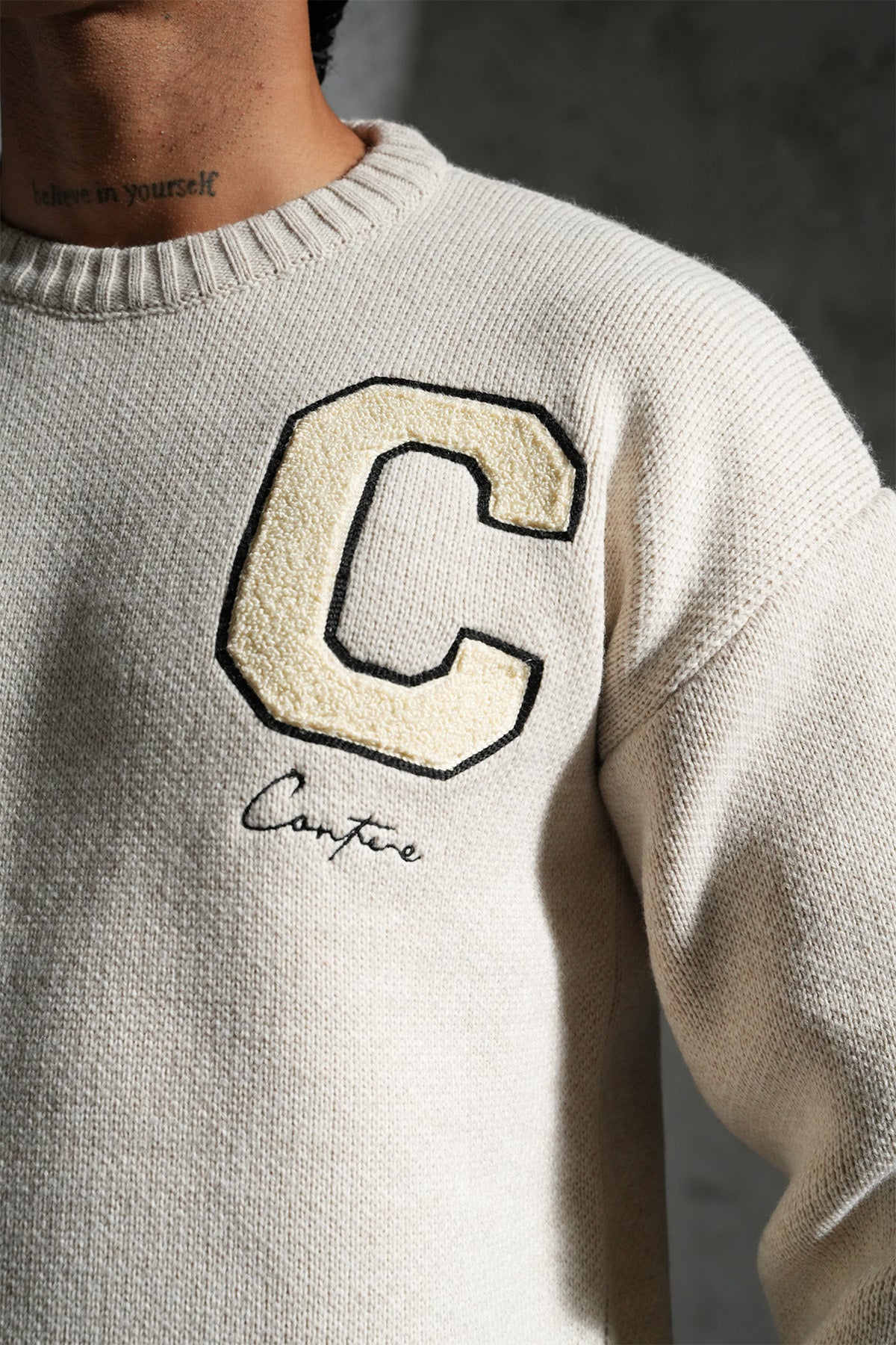 Pull en maille blanc cassé simple avec C beige | Lyon