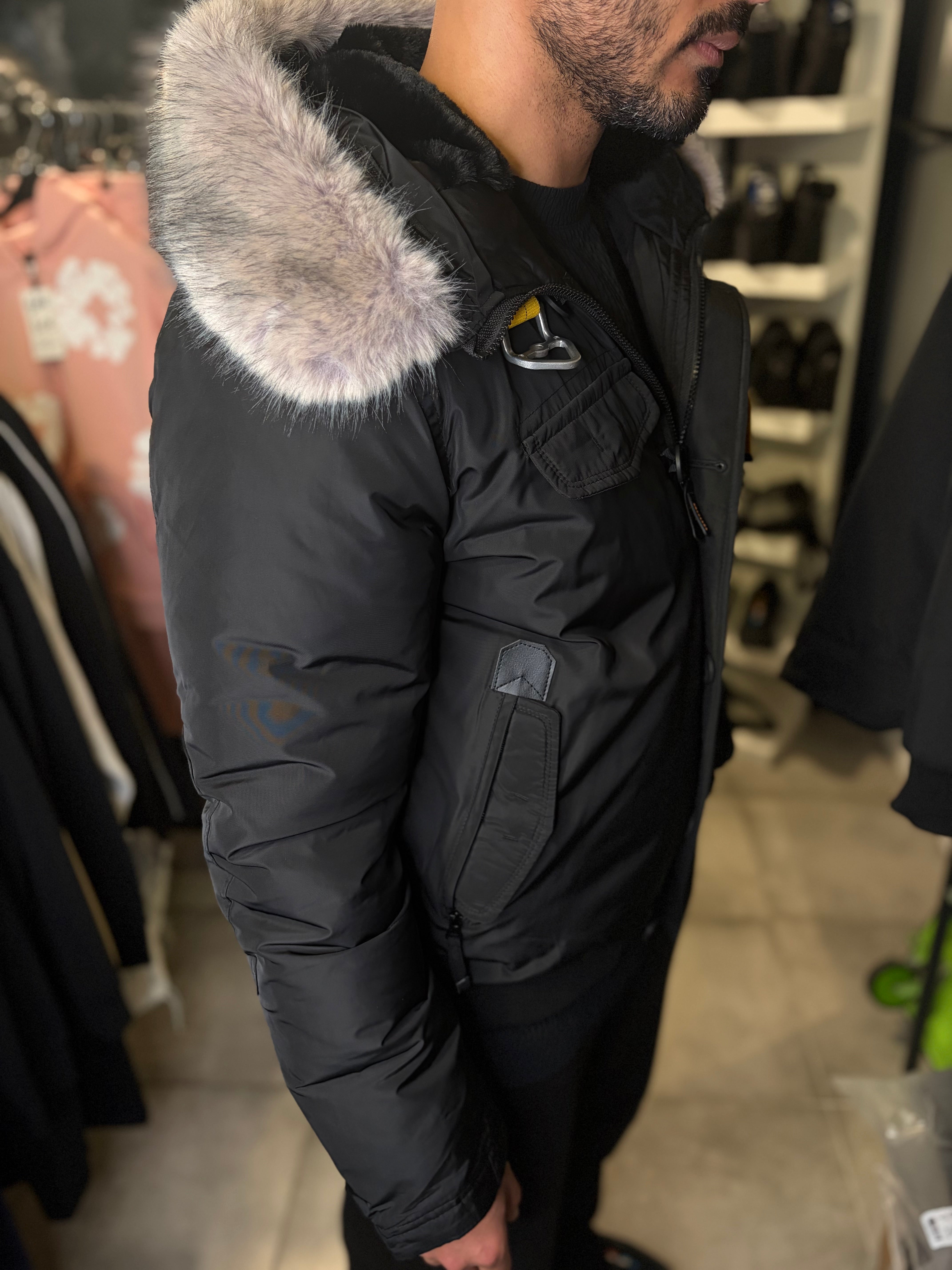 Doudoune a capuche fourrure de couleur noir | Lyon