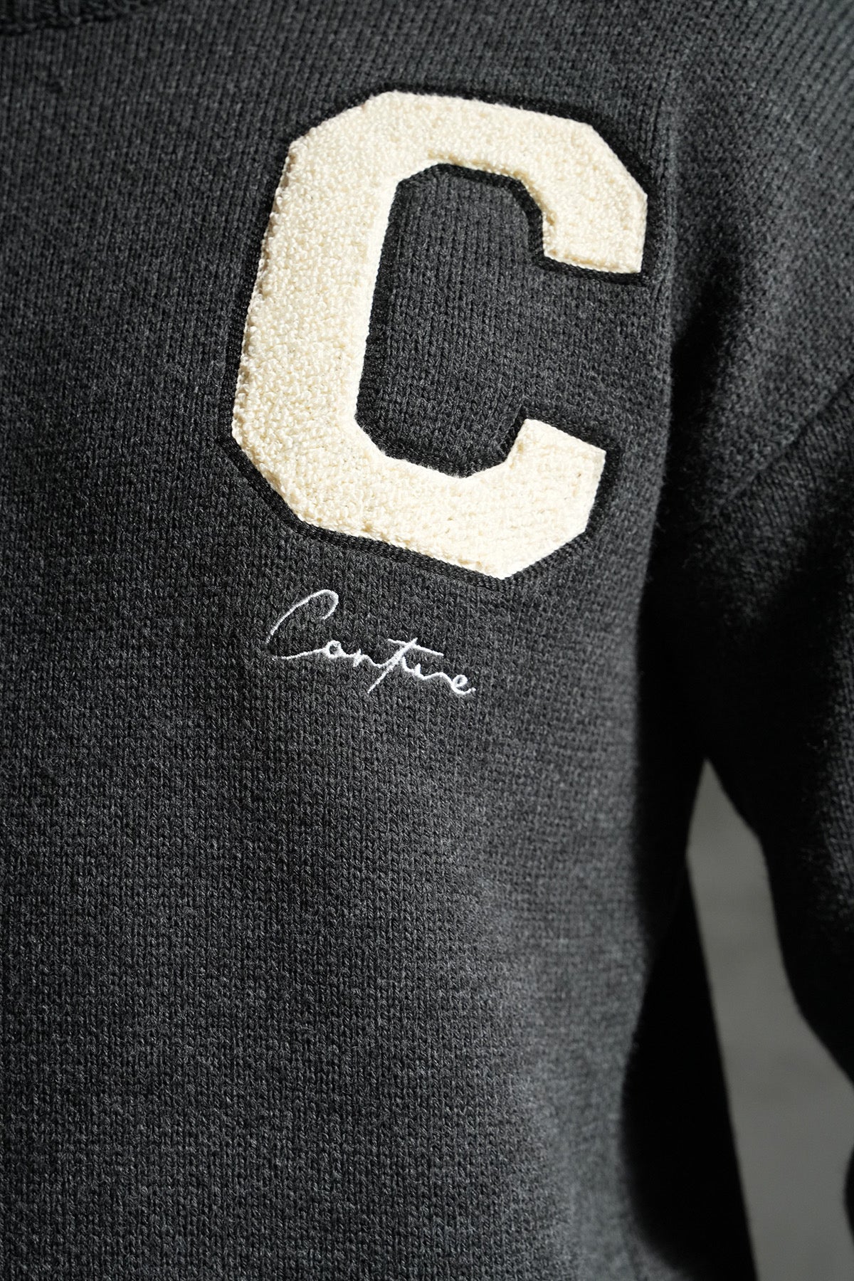 Pull en maille gris anthracite simple avec C beige | Lyon