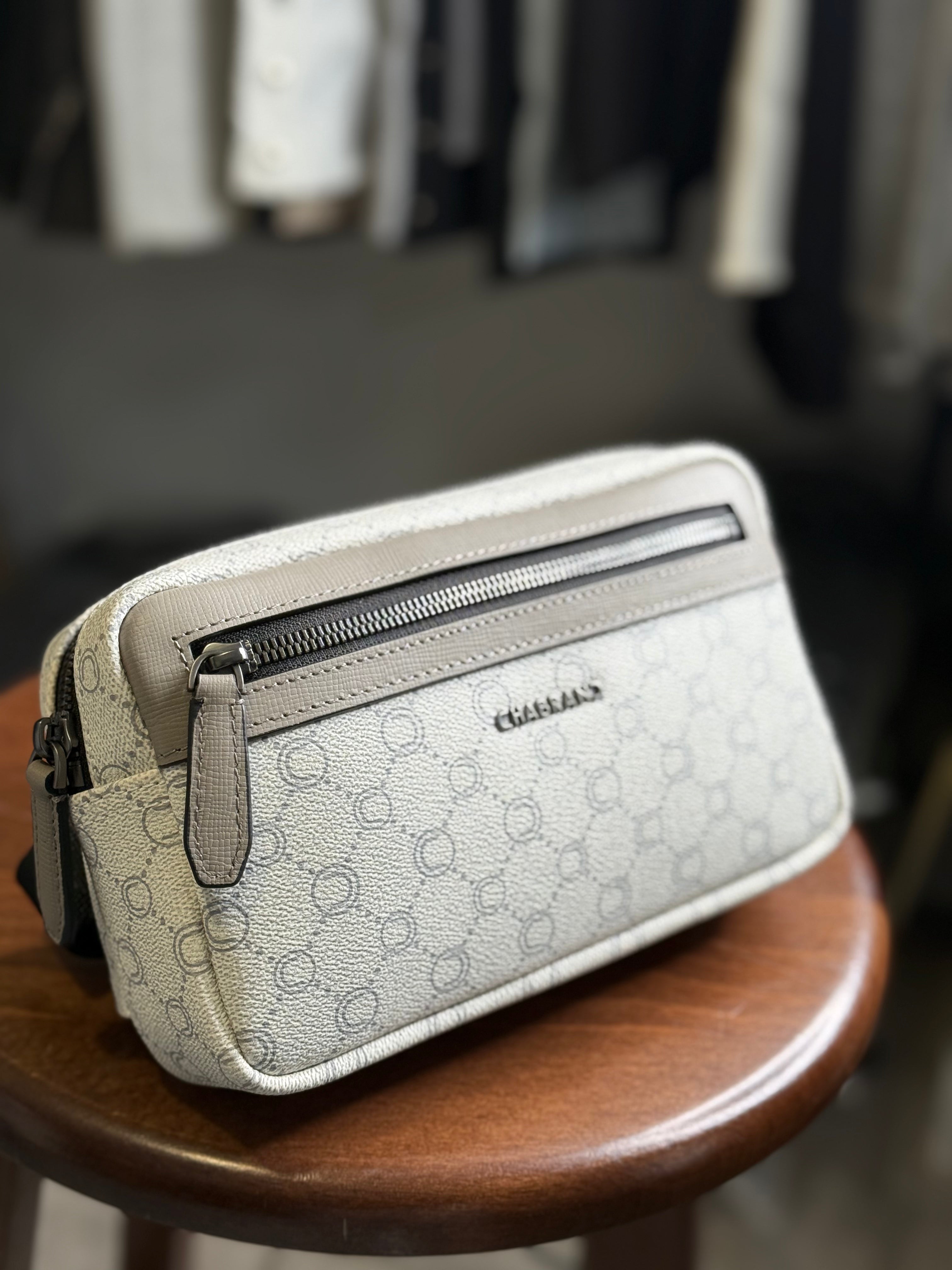 Banane Chabrand de couleur blanche avec motifs « C » de couleur gris | Lyon