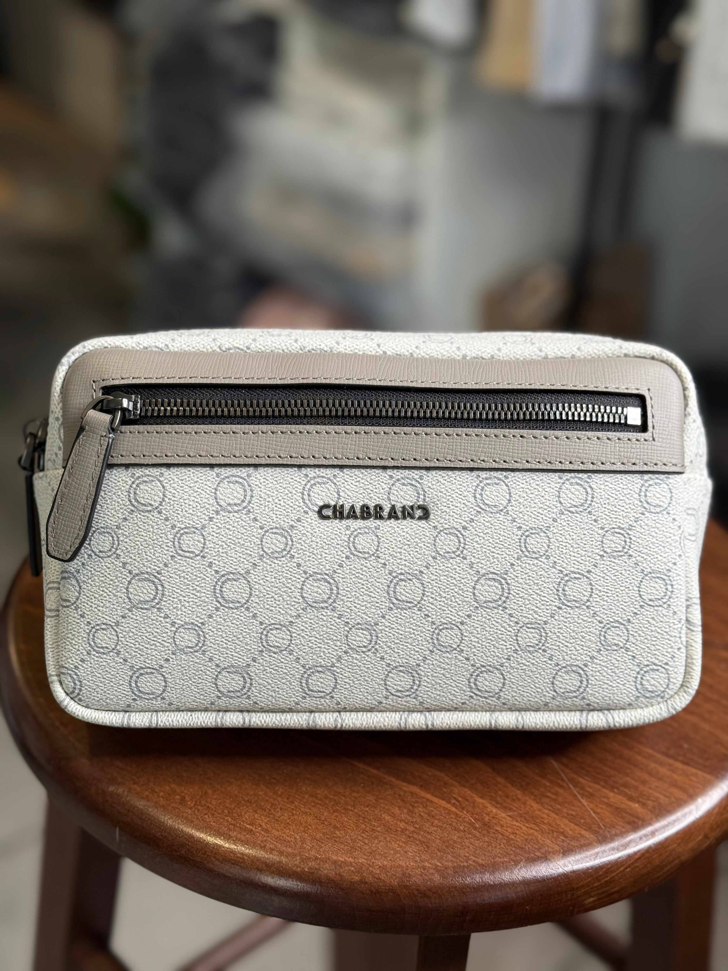 Banane Chabrand de couleur blanche avec motifs « C » de couleur gris | Lyon