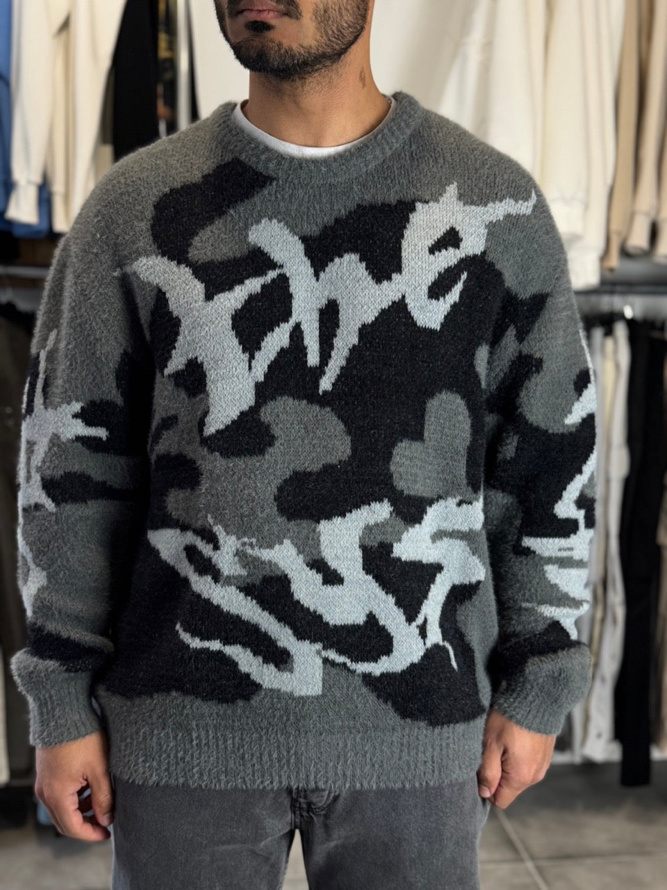 Pull noir aspect laine large à motif Alpha