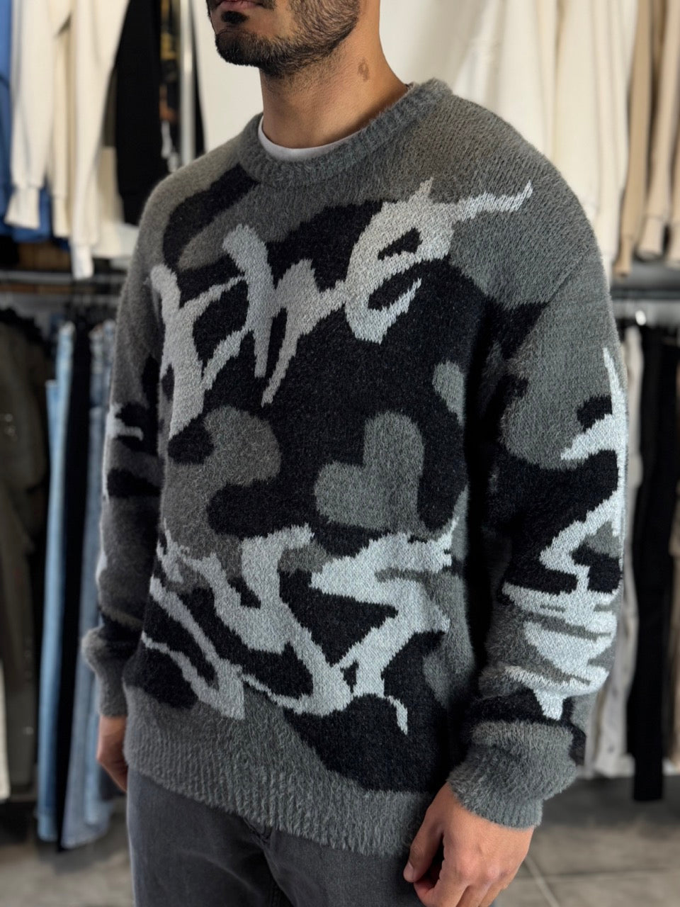 Pull noir aspect laine large à motif Alpha