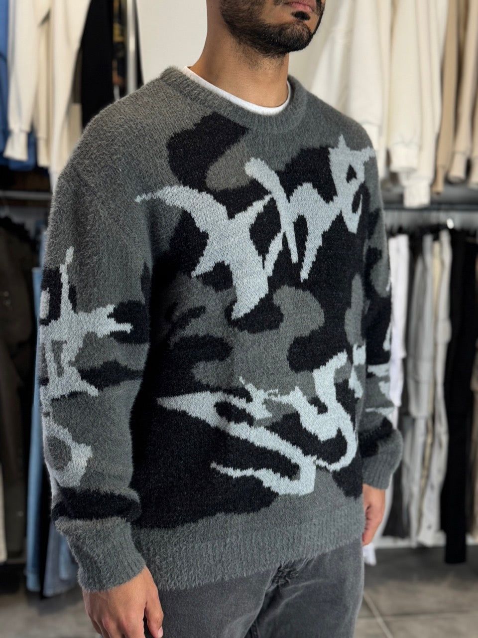 Pull noir aspect laine large à motif Alpha
