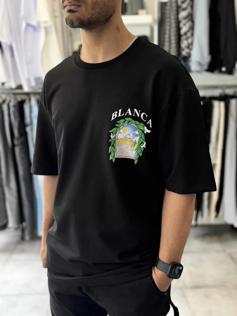 T-shirt blanca de couleur noire