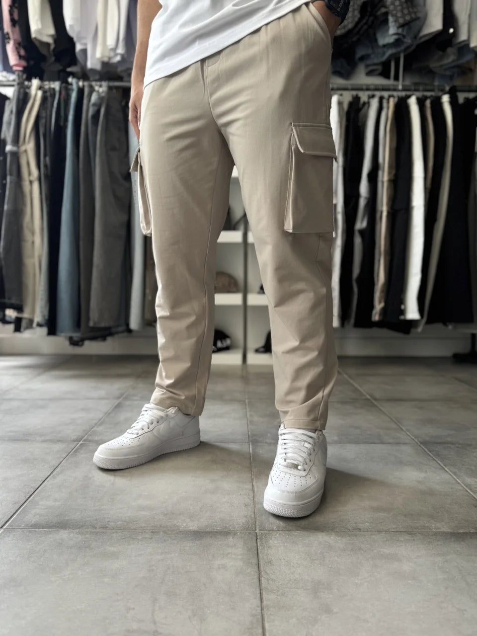 Pantalon cargo beige simple coupe droite élastique