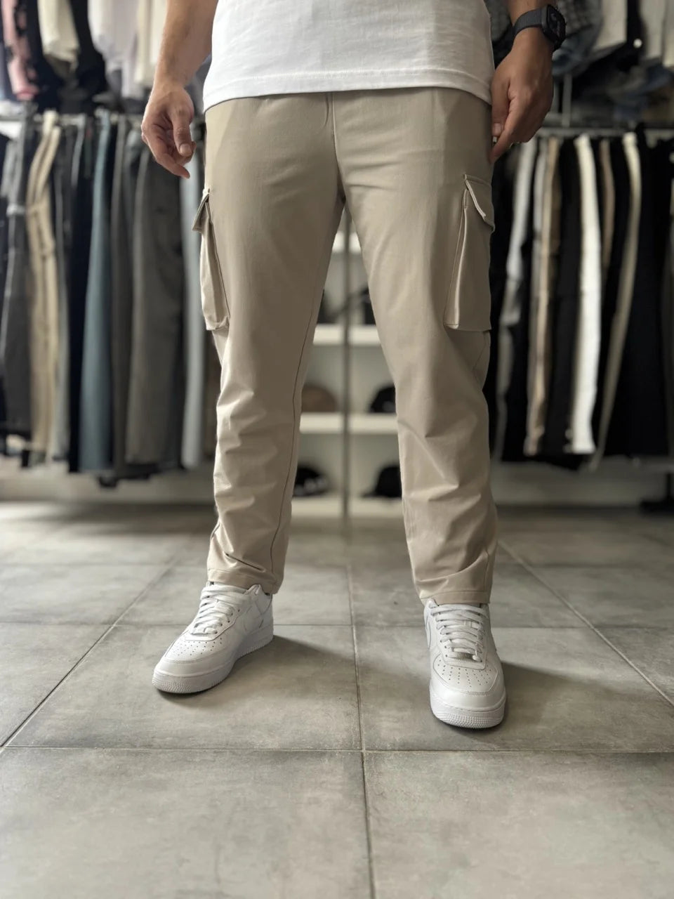 Pantalon cargo beige simple coupe droite élastique