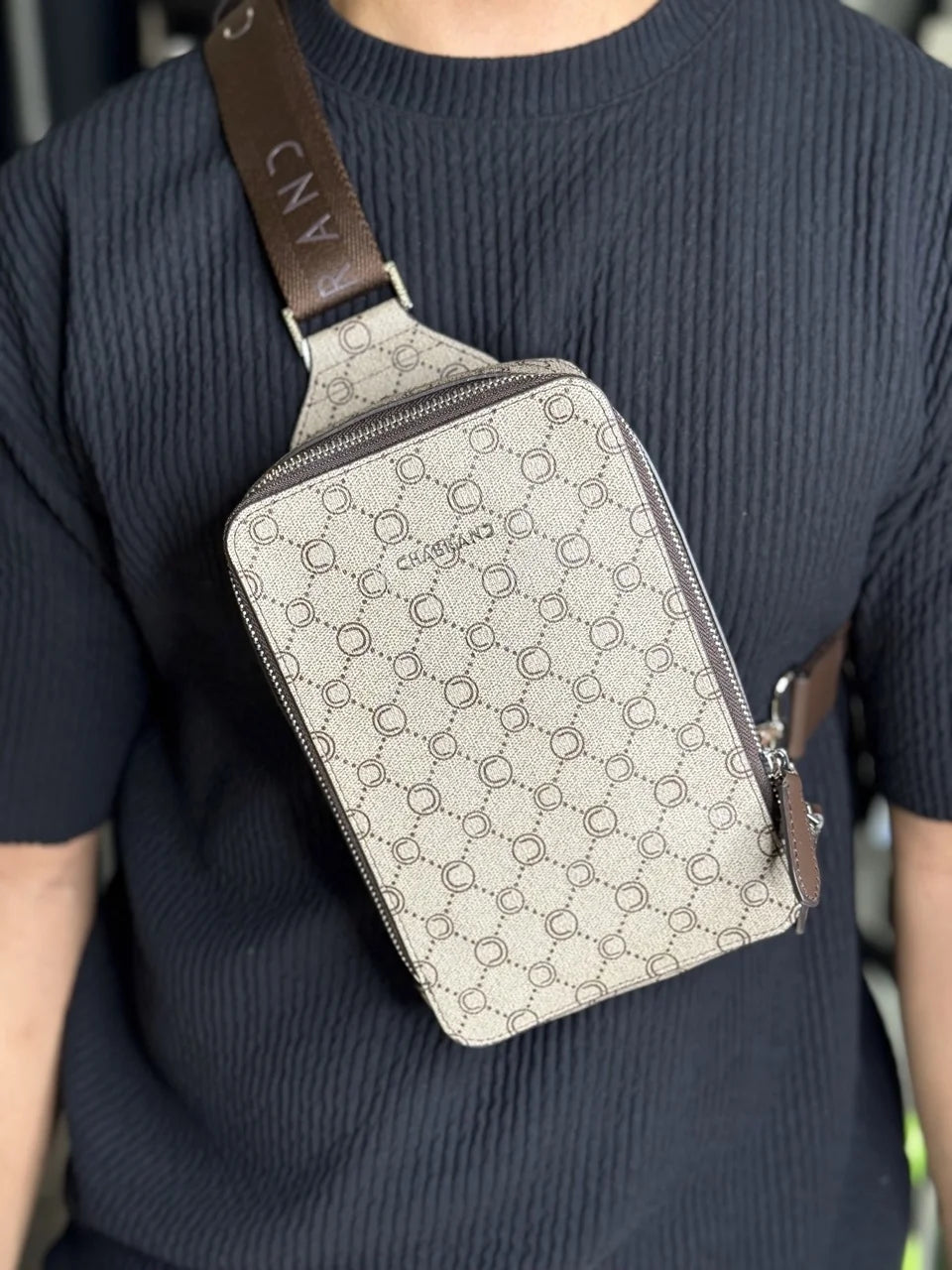 Banane Chabrand de couleur beige avec motifs « C » de couleur marron équipée d’une bandoulière marron qui ce porte à l’avant du torse | Lyon