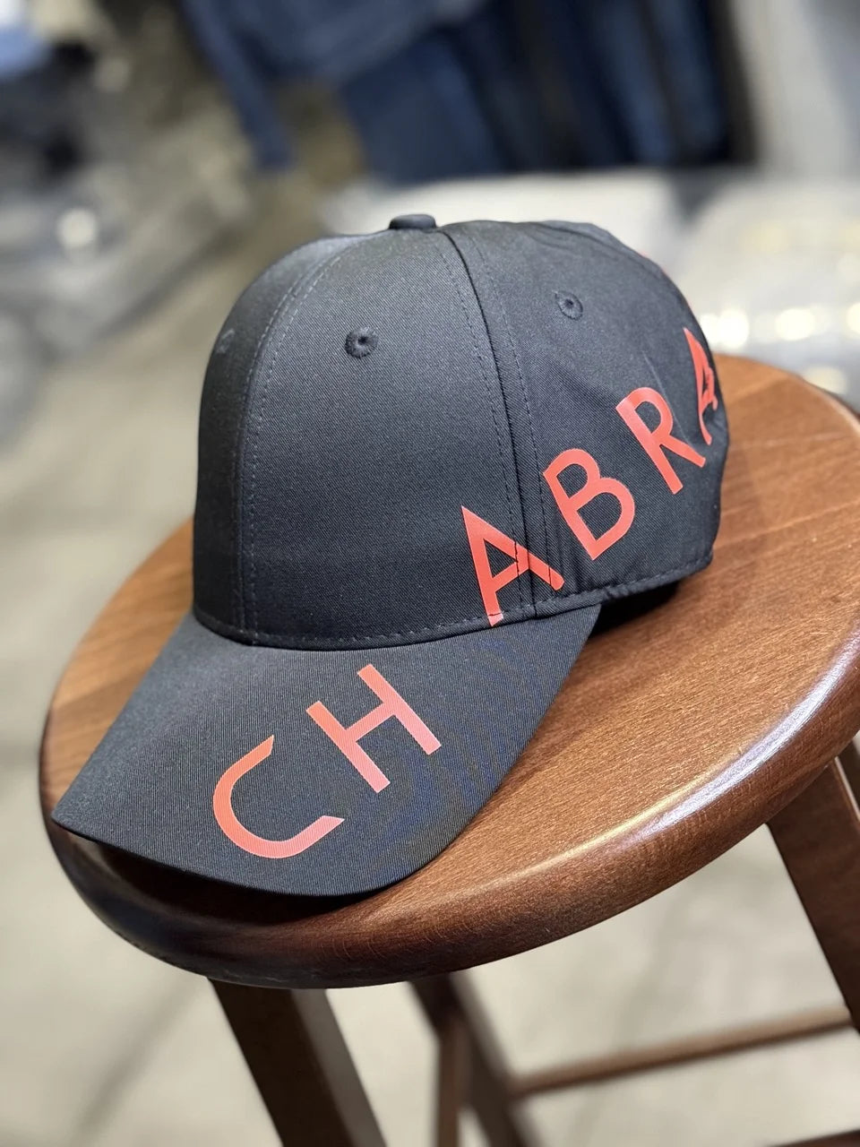 Casquette Chabrand de couleur noir avec motifs écriture latérale Chabrand de couleur orange | Lyon