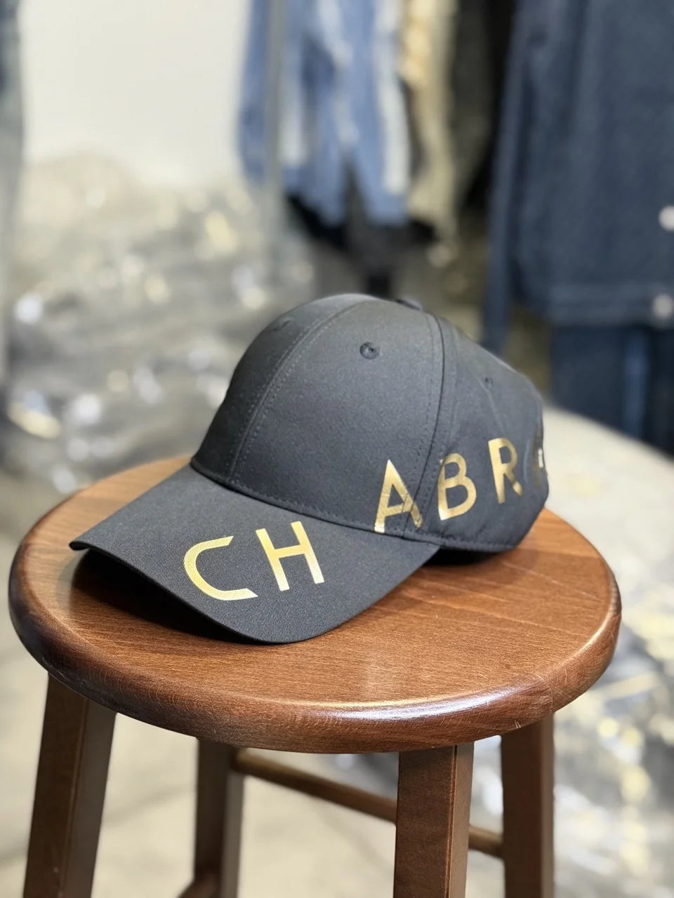 Casquette Chabrand de couleur noir avec motifs écriture latérale Chabrand de couleur doré | Lyon