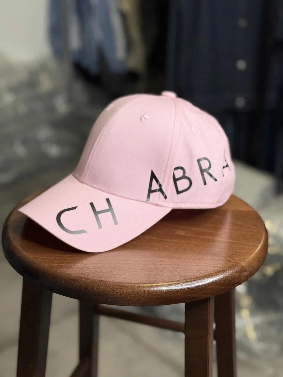 Casquette Chabrand de couleur rose avec motifs écriture latérale Chabrand de couleur noir | Lyon