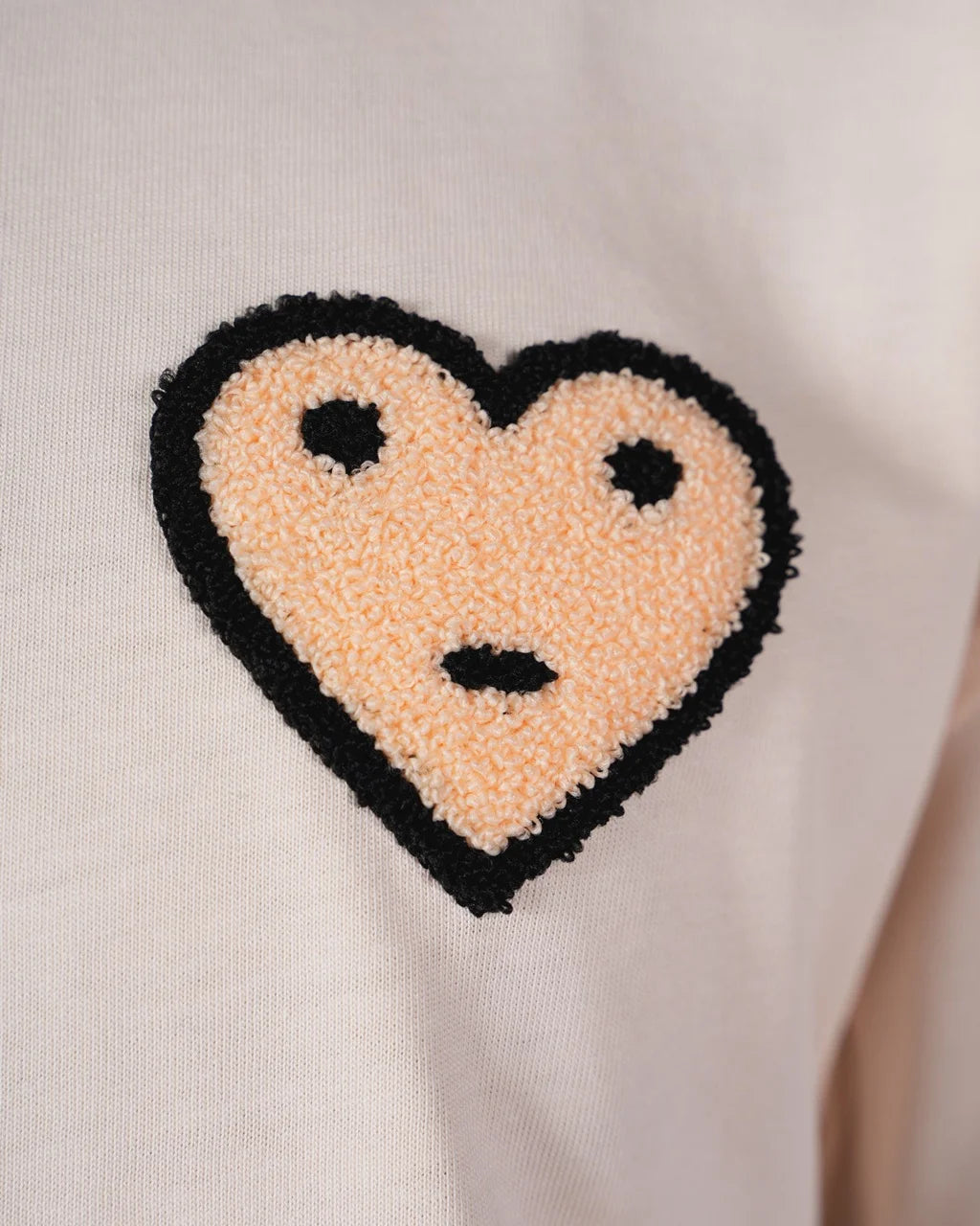 T-shirt oversize beige coeur brodé