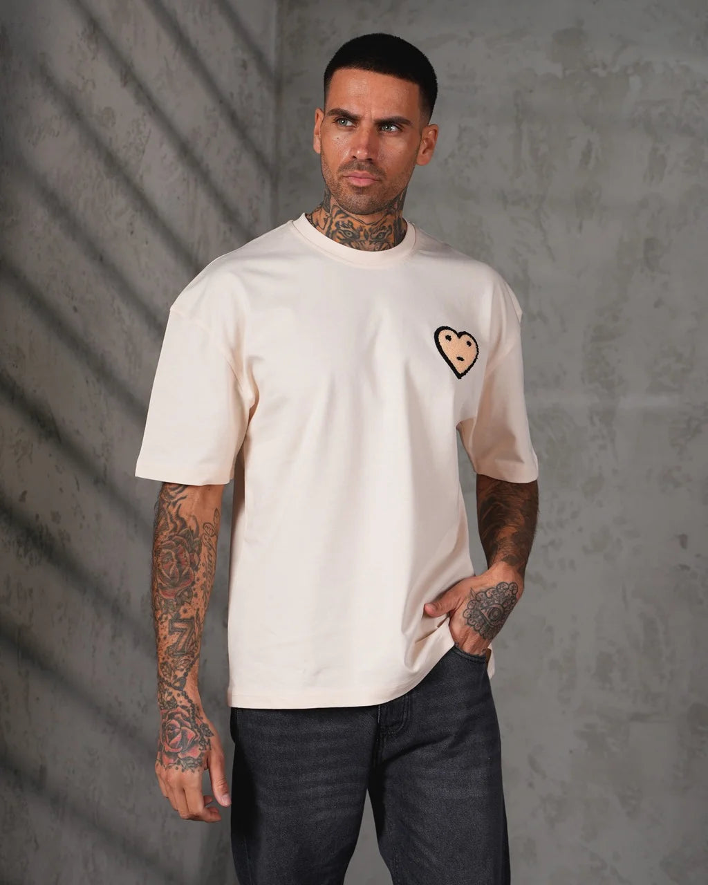 T-shirt oversize beige coeur brodé