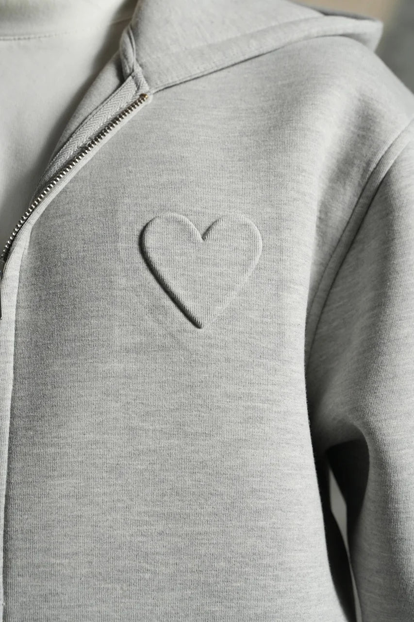 Ensemble basique aspect neoprene de couleur grise pantalon coupe droite et veste avec motif coeur 3D| Lyon