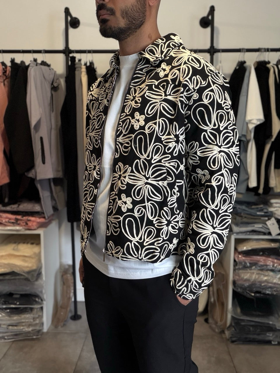 Veste noire zippée à motifs fleurs blanches | Lyon