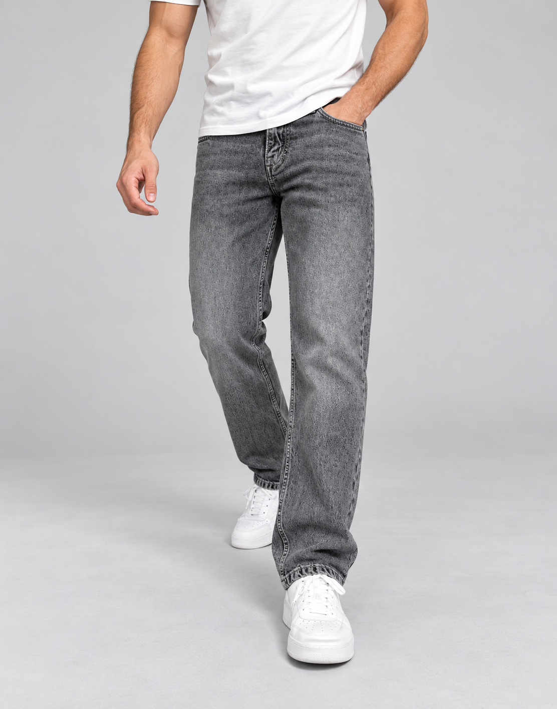 Jean homme gris coupe droite porté en mouvement