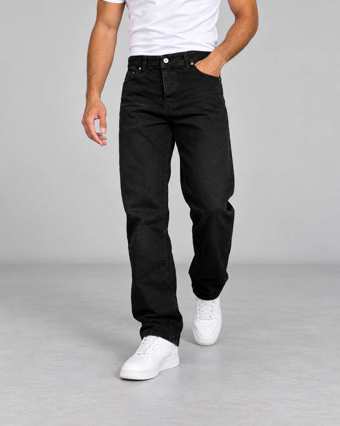 Jean homme noir coupe droite porté en mouvement