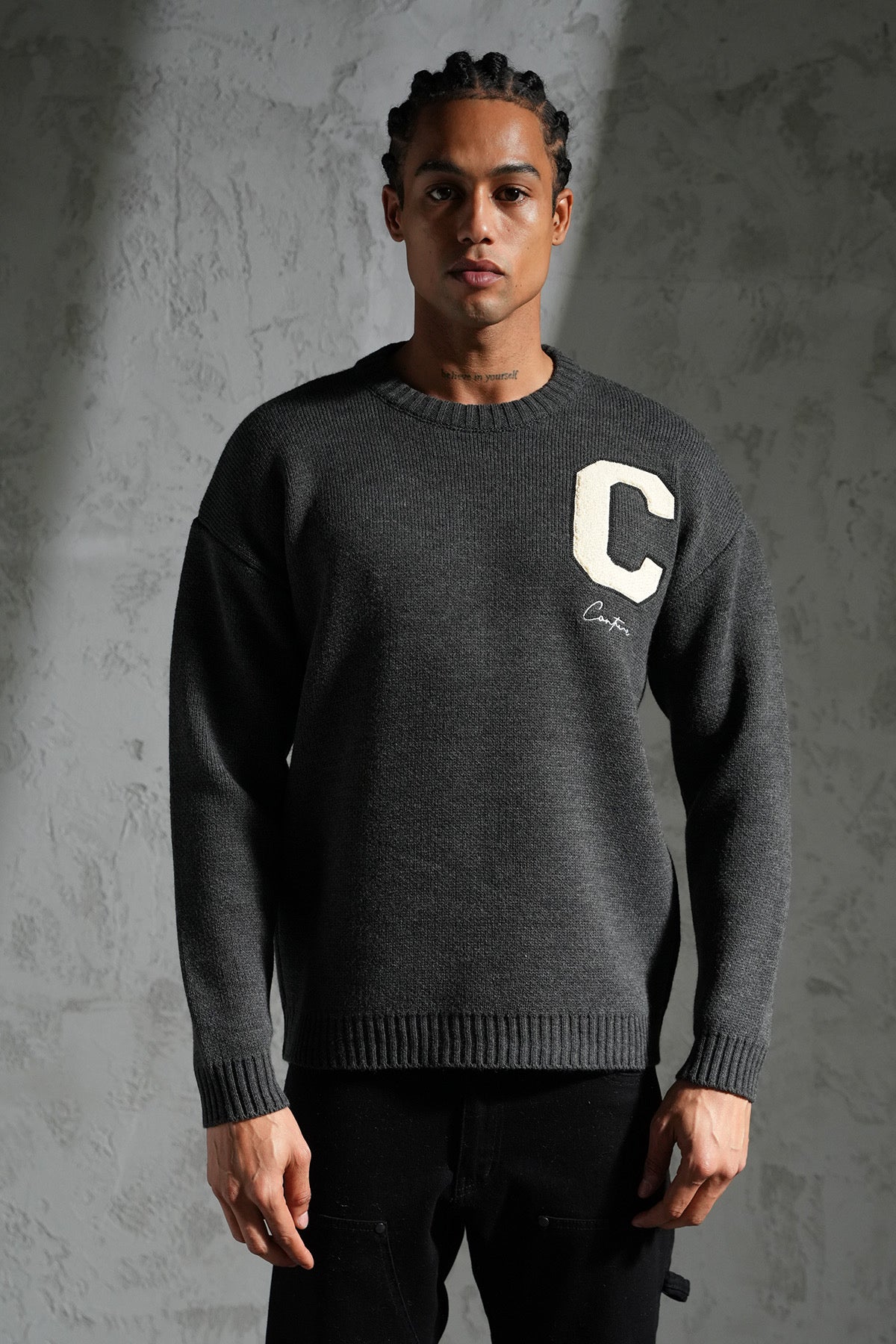 Pull en maille gris anthracite simple avec C beige | Lyon