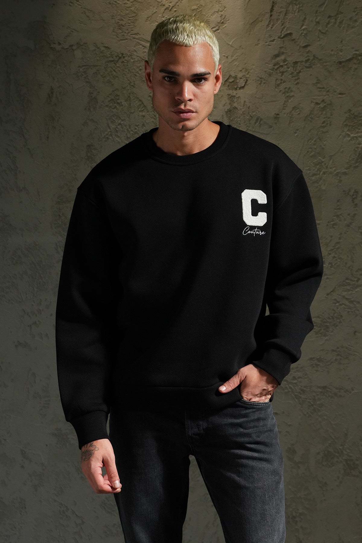 Pull en coton noir simple avec « C » blanc