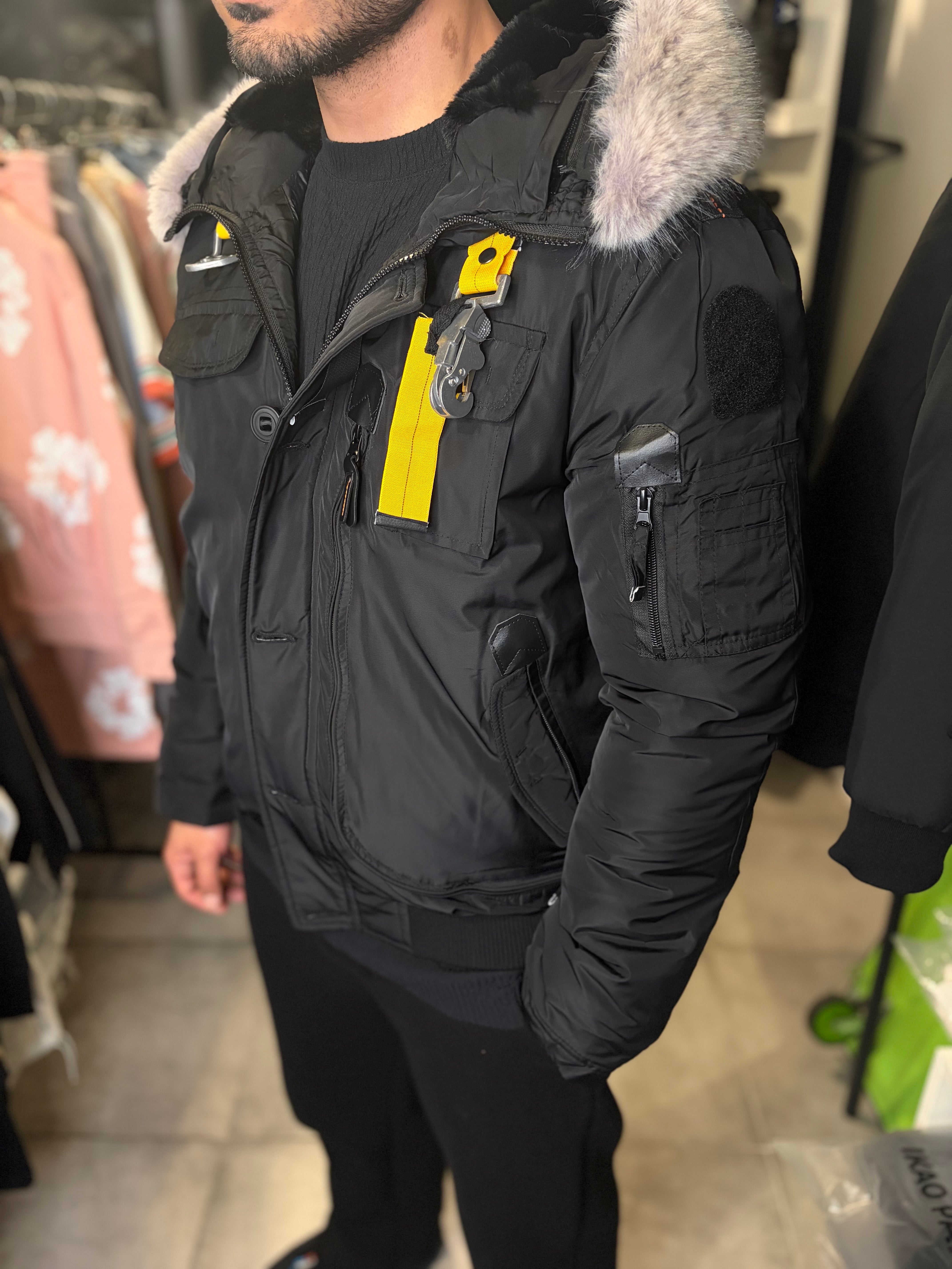 Doudoune a capuche fourrure de couleur noir | Lyon