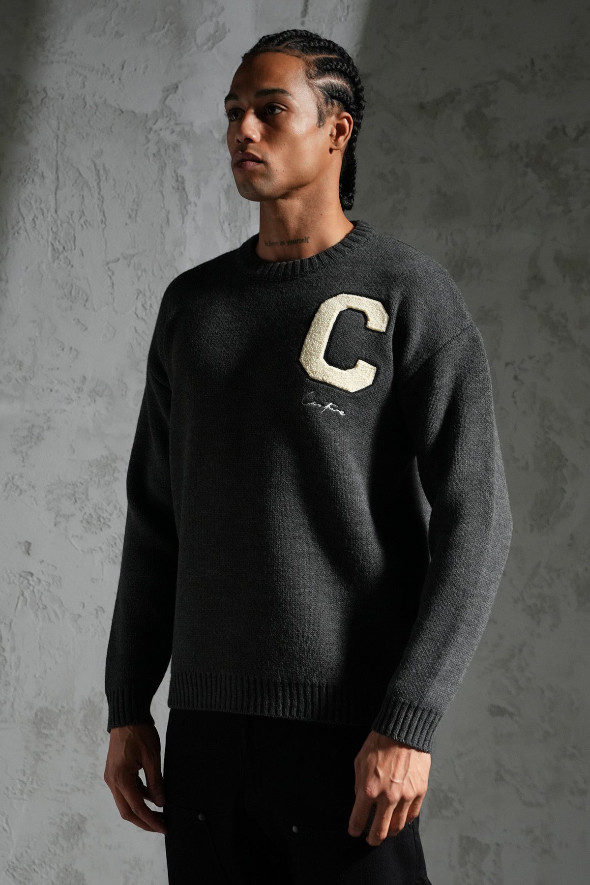 Pull en maille gris anthracite simple avec C beige | Lyon