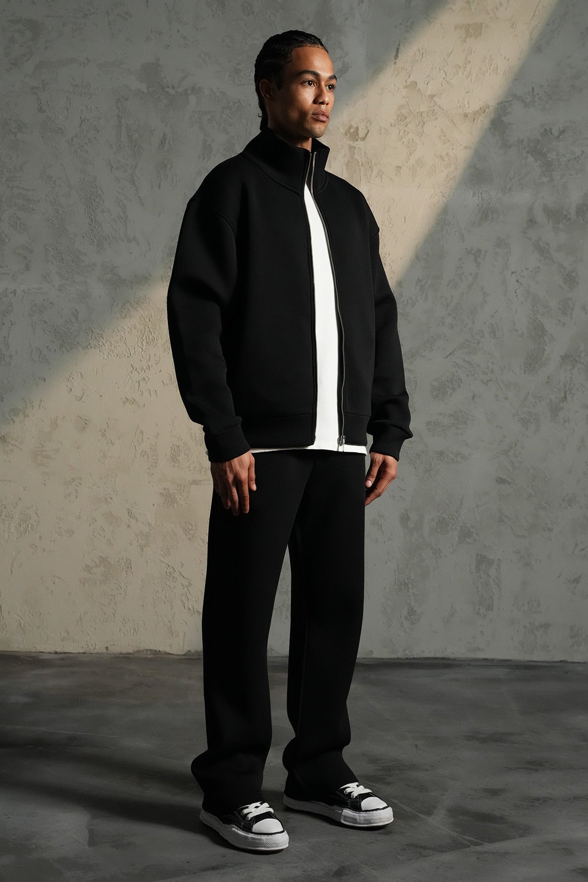 Ensemble basique aspect neoprene de couleur noire pantalon coupe droite et veste sans capuche| Lyon