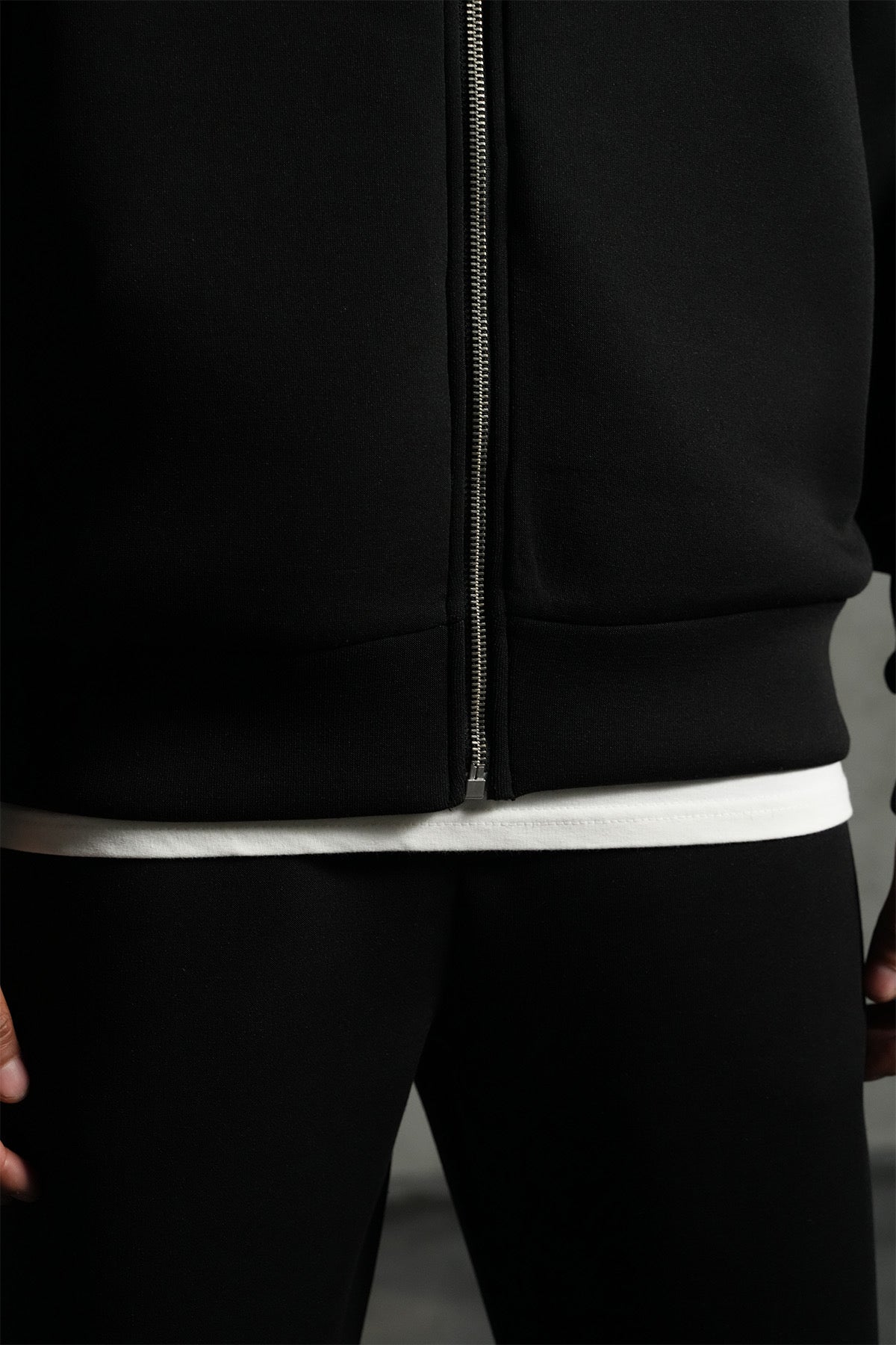 Ensemble basique aspect neoprene de couleur noire pantalon coupe droite et veste sans capuche| Lyon