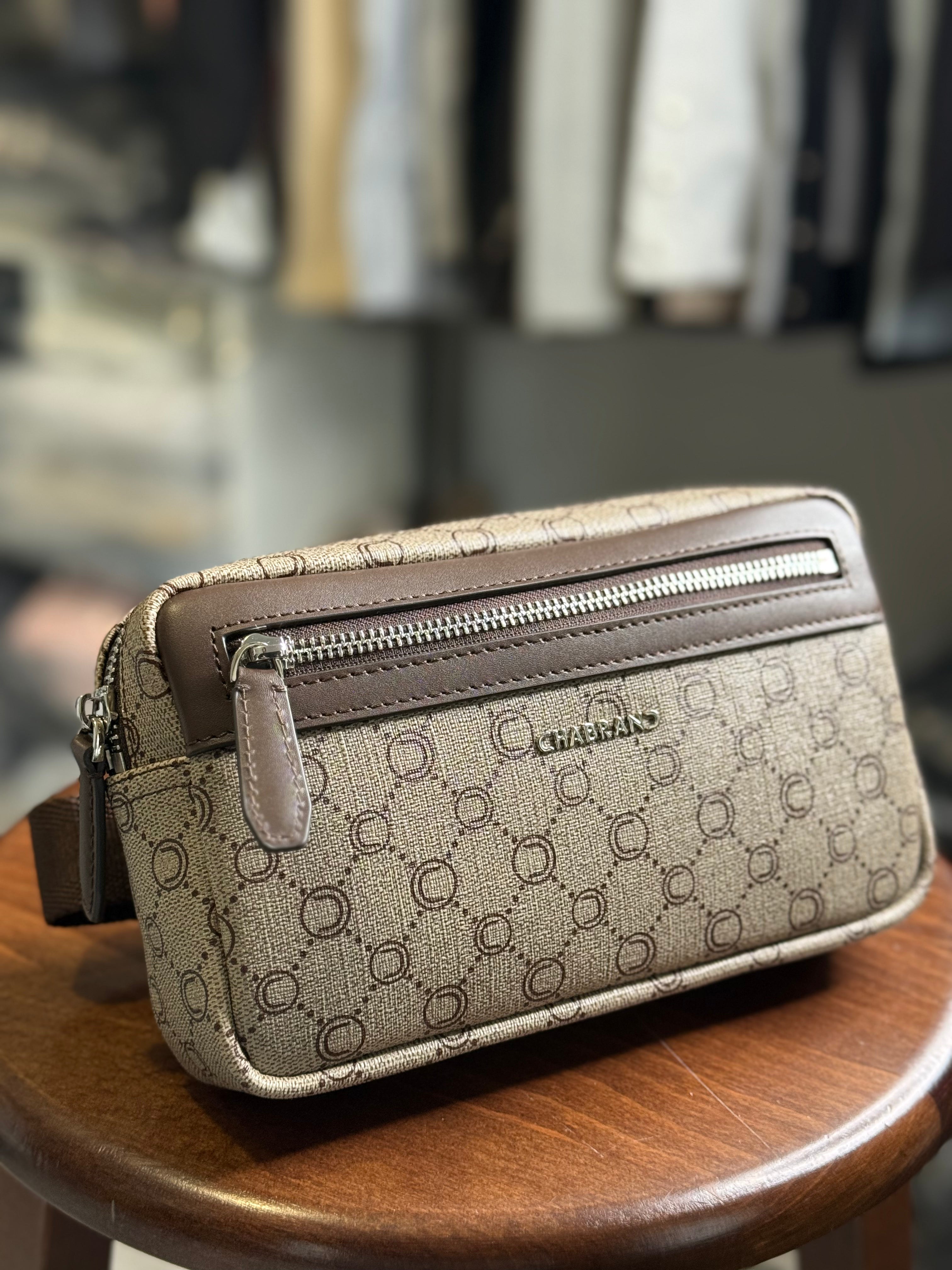 Banane Chabrand de couleur beige avec motifs « C » de couleur marron | Lyon