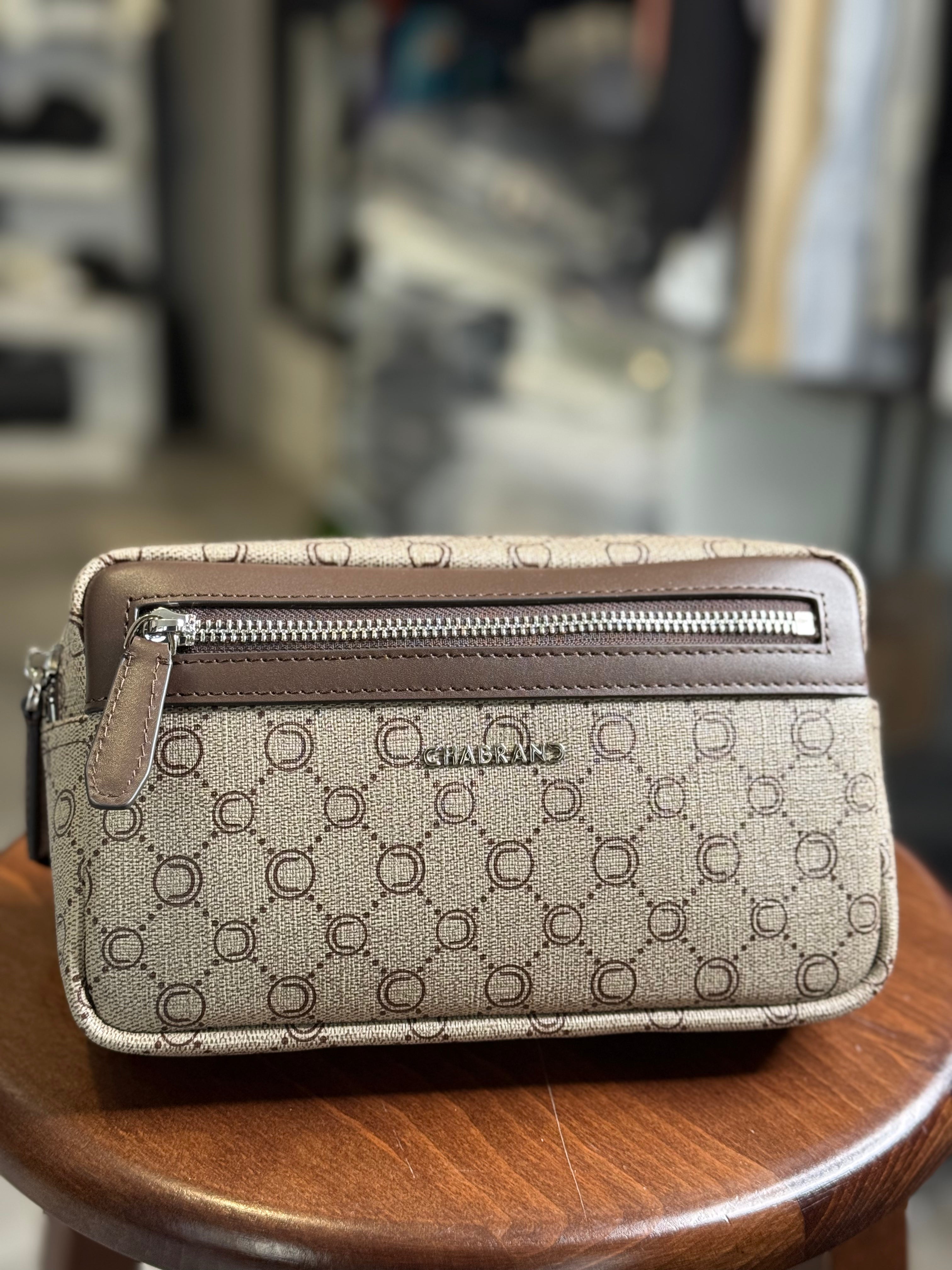 Banane Chabrand de couleur beige avec motifs « C » de couleur marron | Lyon