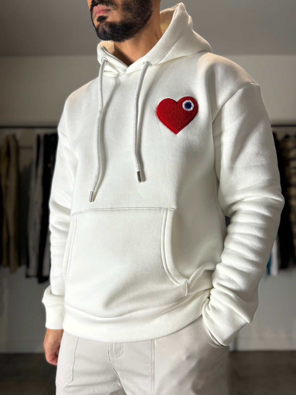 Sweat-shirt à capuche Blanc avec coeur brodé rouge