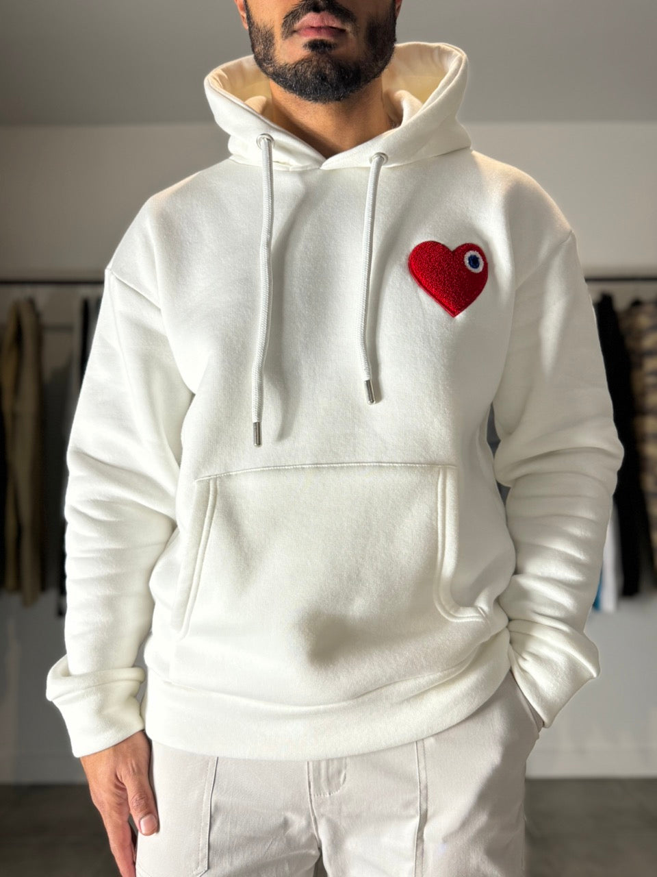 Sweat-shirt à capuche Blanc avec coeur brodé rouge