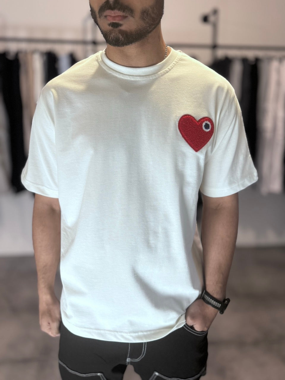 T-shirt blanc coeur rouge brodé