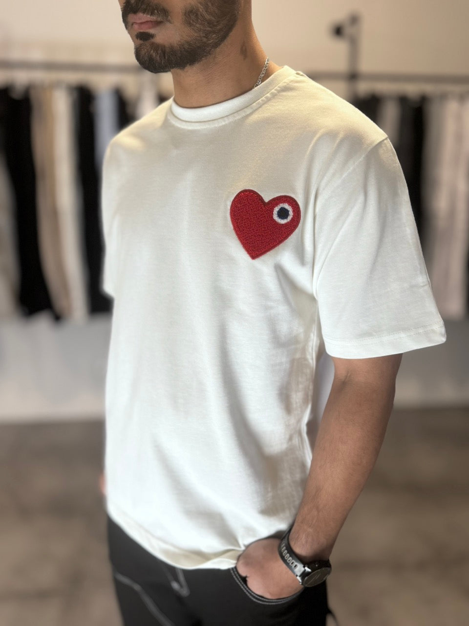 T-shirt blanc coeur rouge brodé