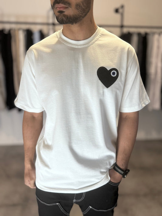 T-shirt blanc coeur noir brodé