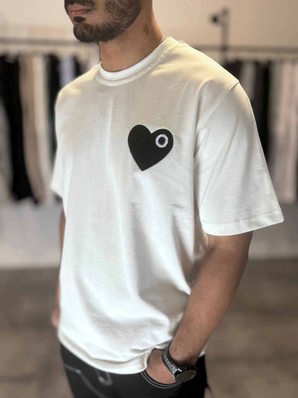 T-shirt blanc coeur noir brodé