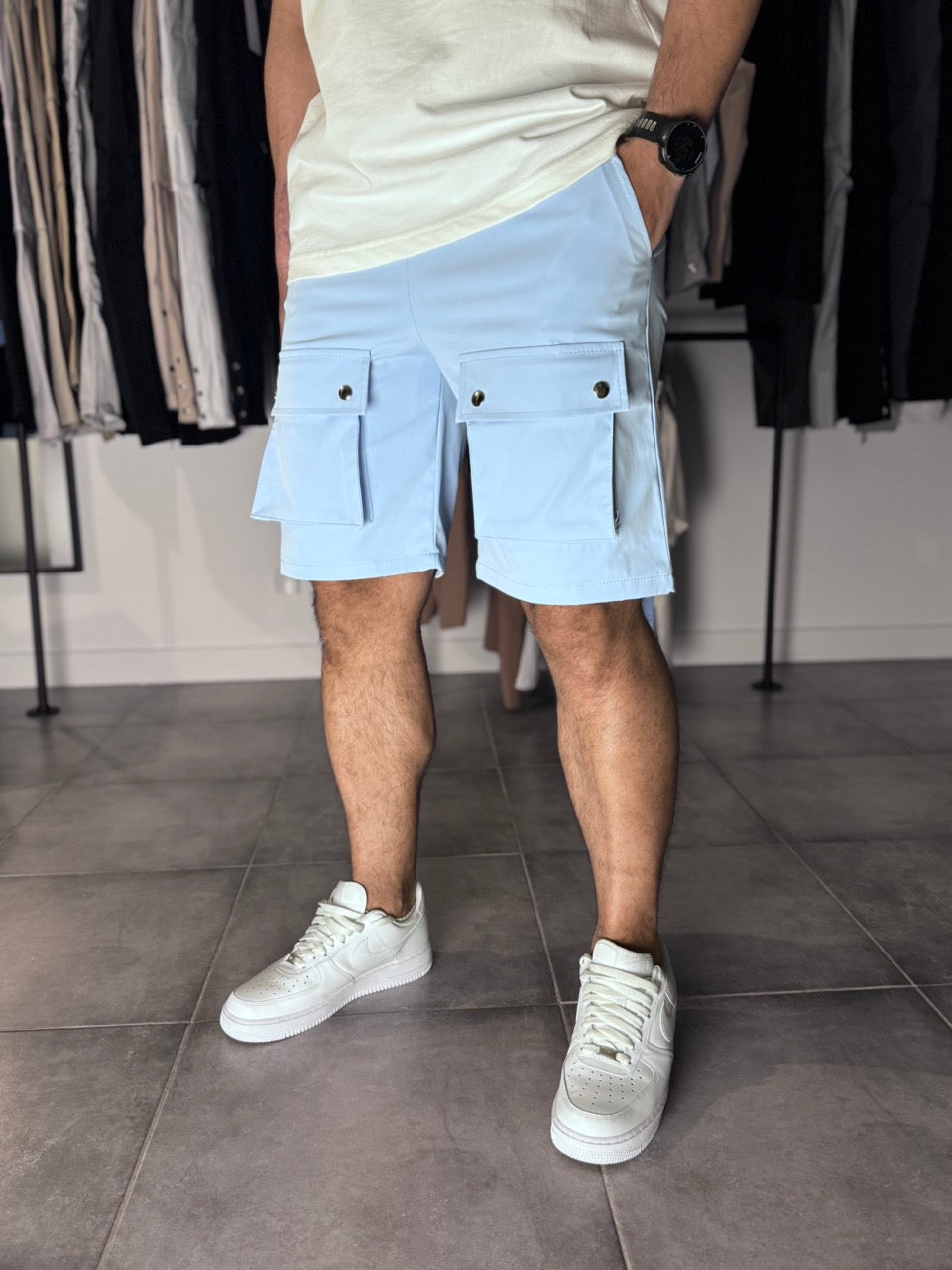 Short cargo bleu ciel avec poches devant