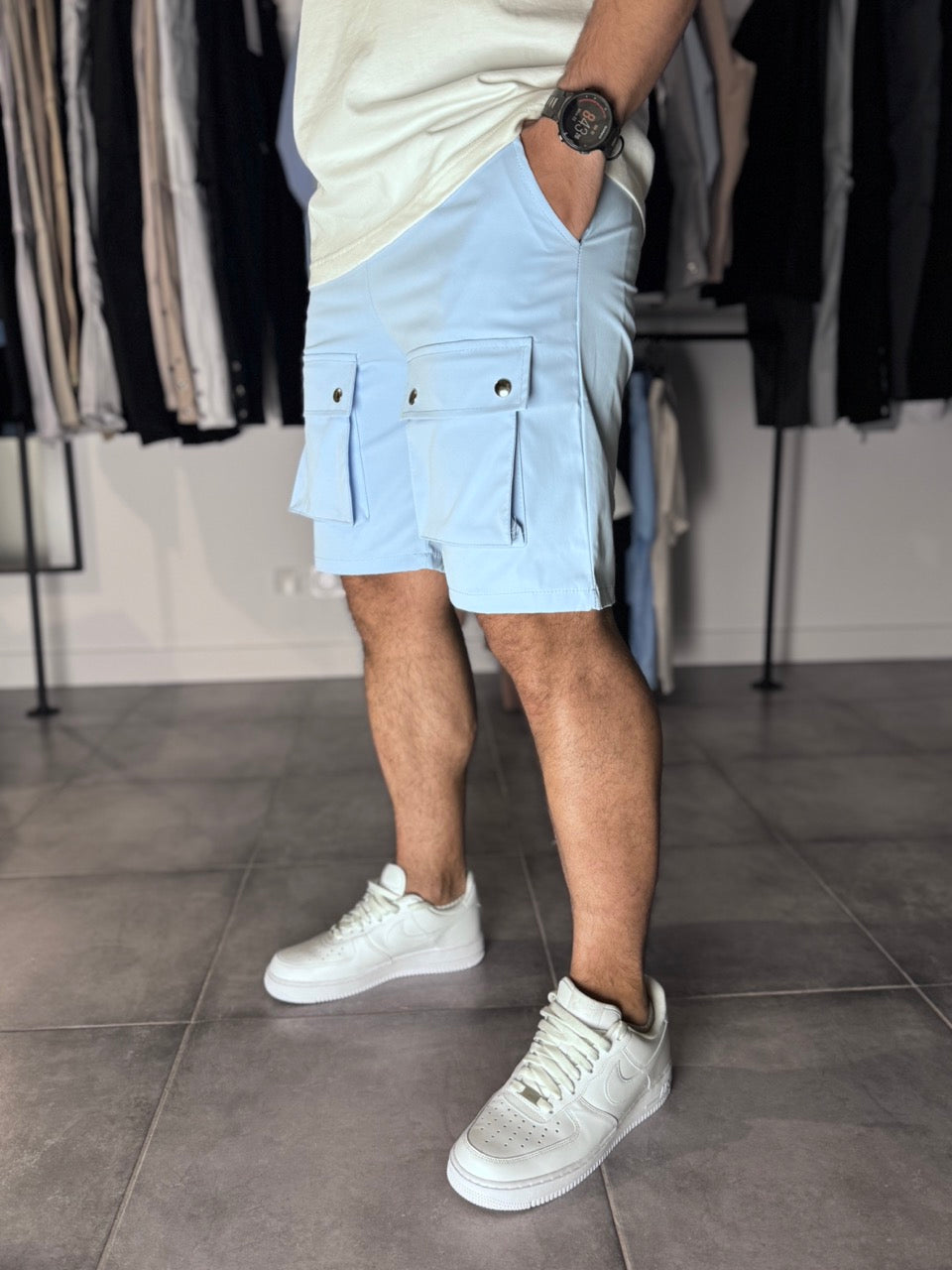 Short cargo bleu ciel avec poches devant