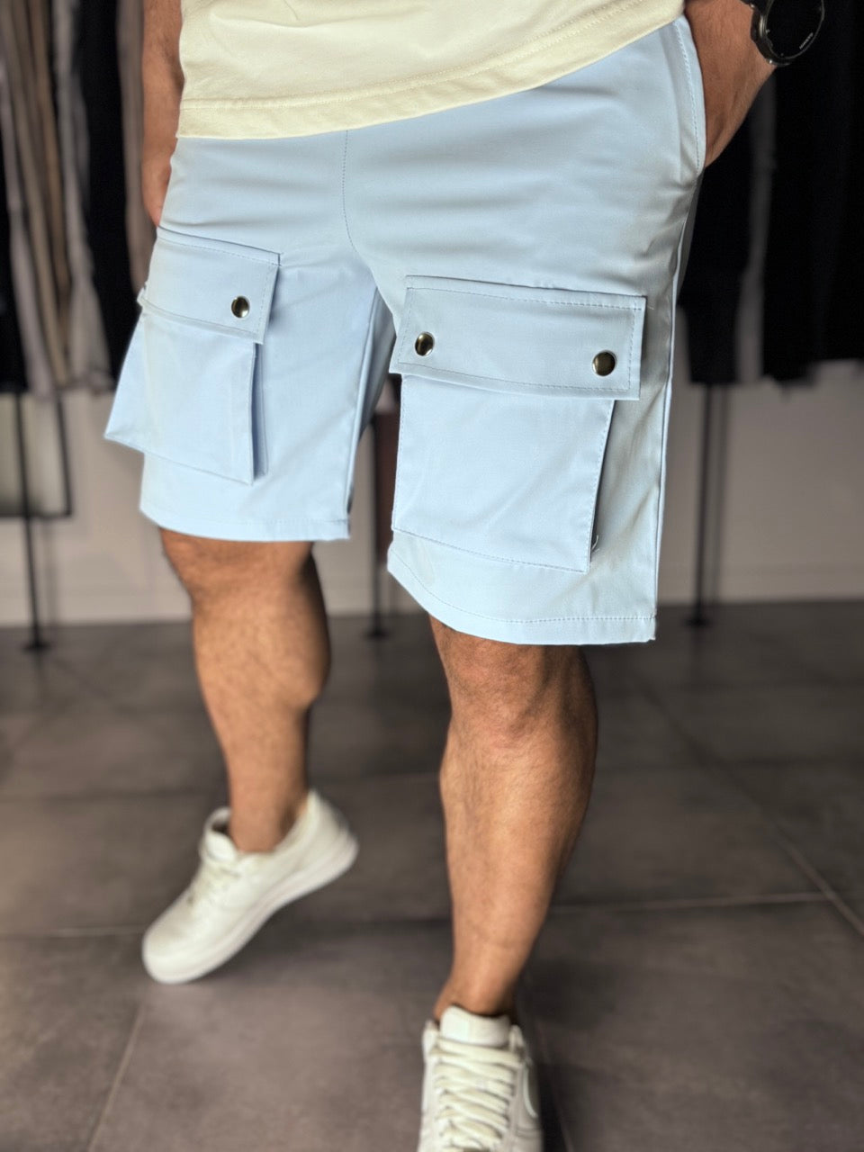 Short cargo bleu ciel avec poches devant