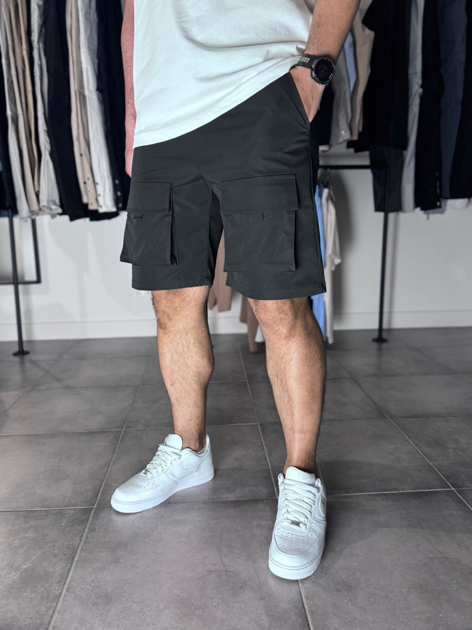 Short cargo noir avec poches devant