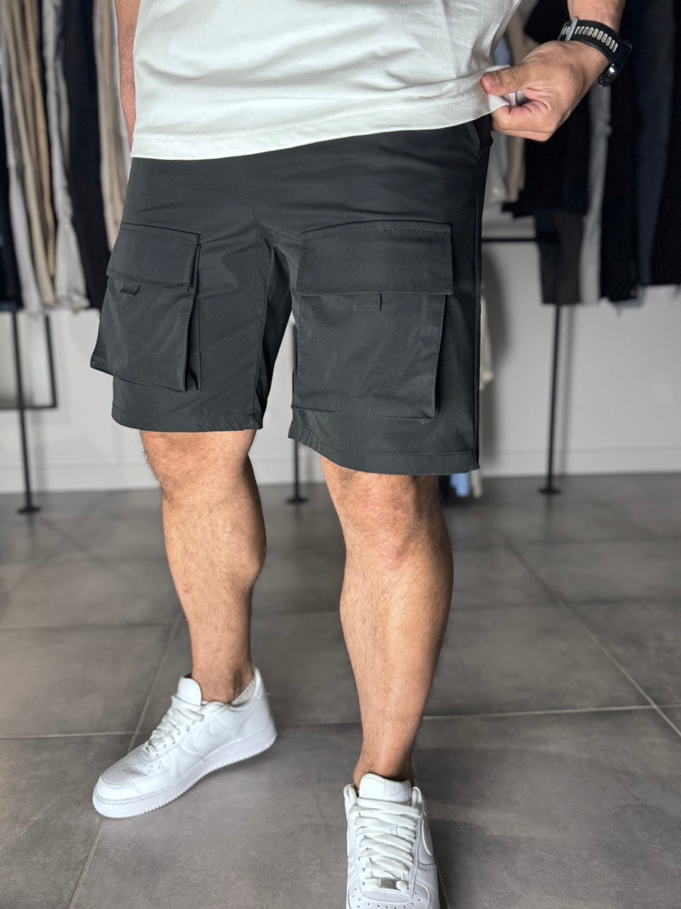 Short cargo noir avec poches devant