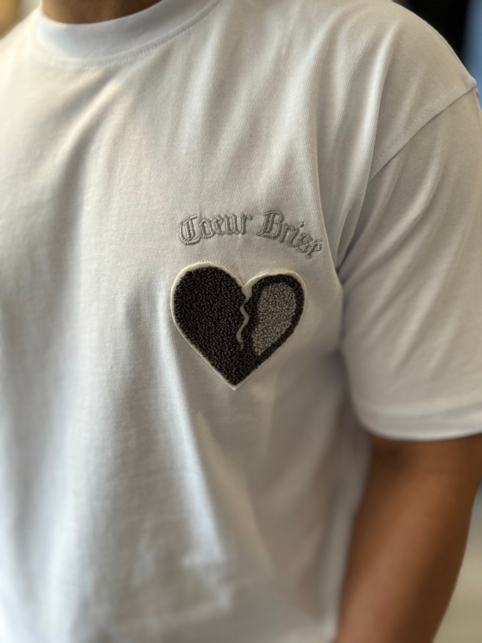 T-shirt blanc coeur brisé brodé