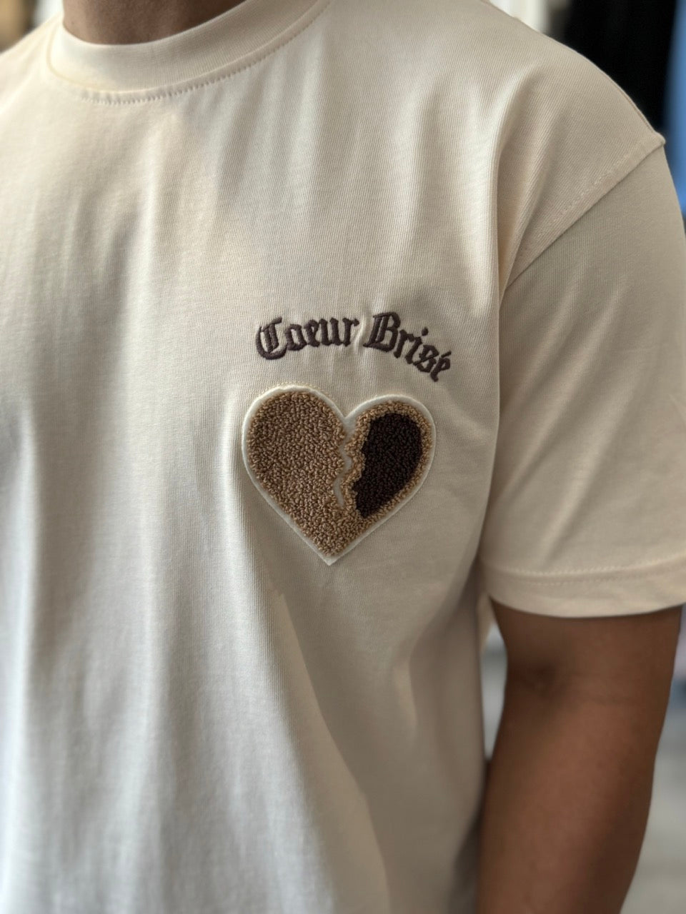 T-shirt beige coeur brisé brodé